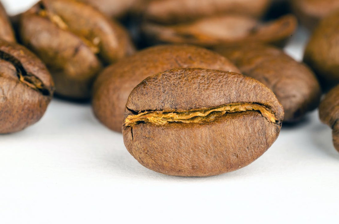 Granos de cafe de especialidad enteros luego de ser tostados